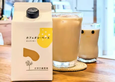 けやき焙煎所のカフェオレ・ベースと、グラスに入れたカフェオレ