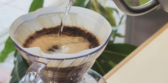 けやき焙煎所で、ドリッパーにお湯を注ぎコーヒーを淹れる様子