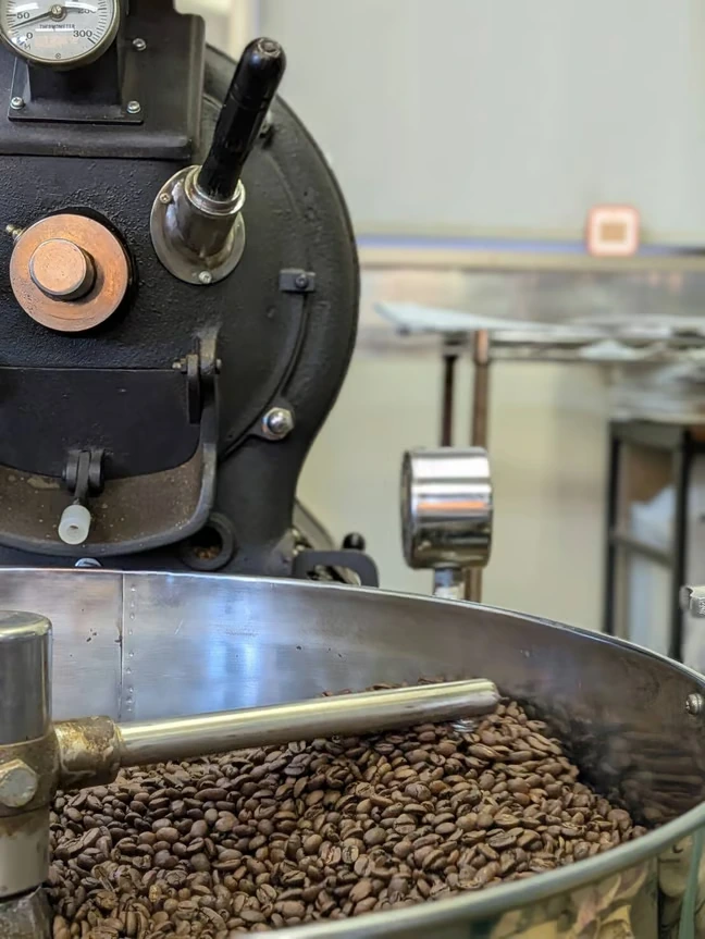 けやき焙煎所の焙煎機と、焙煎されたコーヒー豆