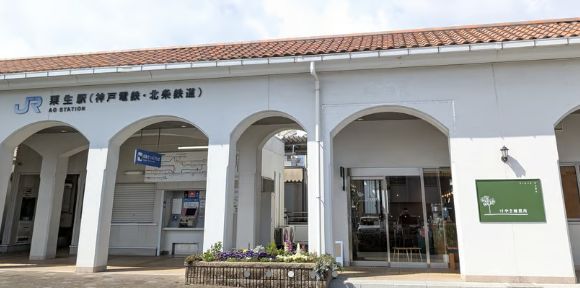 粟生駅の駅舎と、駅に併設されたけやき焙煎所
